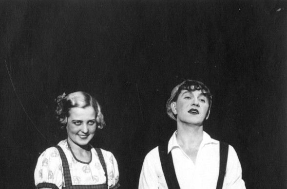 Naismaisiin rooleihin erikoistunut Oiva Sala (oik.) näyttely Turun teatterissa Pikku Pirkko Pirkkalasta -näytelmässä yhdessä Raili Pyykön kanssa. Kuva on otettu joulukuussa 1932.