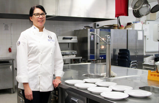 Opettajien työssäjaksaminen on puhuttanut laajasti oppilaitoksesta riippumatta. Riikka Mantila kiittelee Turun ammatti-instituutin tukea ja vastuunkantoa opettajiensa työssäjaksamisen suhteen.