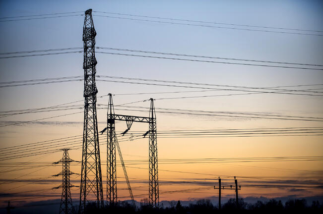 Lainsäädäntöön vaaditaan muutosta, joka kohtuullistaa jakeluverkkoyhtiöiden tuottoja ja velvoittaa yhtiöt tekemään kustannustehokkaita verkkoinvestointeja. 