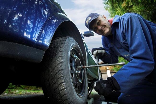 Talvirenkaiden vaihtoaika alkaa olla käsillä. Ajoneuvon kuljettaja on vastuussa siitä, että autossa on talviolosuhteissa talvirenkaat.