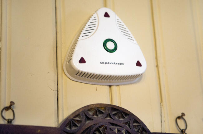 Toimiva palovaroitin on luultua harvinaisempi näky suomalaiskodeissa. Kuvassa häkään ja savuun reagoiva malli.