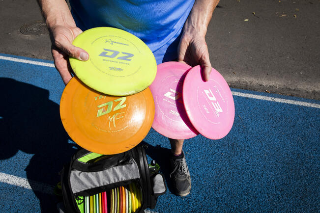 Frisbeekiekkopaketteja jaetaan diakonian asiakasperheille Lahja lapselle -keräyksen joululahjojen kanssa.