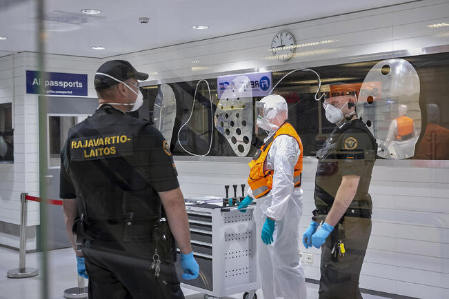 Skopjesta ja Gdanskista tulevat testataan lentoasemalla. Kuva on elokuulta.