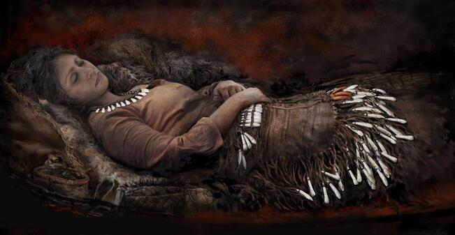 Haudan 127 vainajan lantion ja reisien kohdalla oli 90 hirvenhammasta, mahdollisesti esiliinan tapaiseen asusteeseen kiinnitettynä. Myös vyötäröllä oli hirvenhammasriipuksia. Punamultaa oli siroteltu vainajan päälle. 