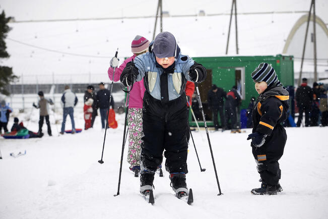 Hiihtokouluja on 5–7-vuotiaille vasta-alkajille sekä alkeisjatkokursseja 6–9-vuotiaille.