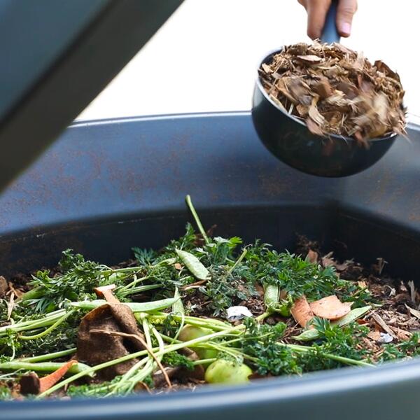 Biojäte peitetään kerroksella kuiviketta.