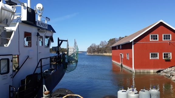 ELY-keskus vetoaa yhteysalusliikennett&#228; k&#228;ytt&#228;vi&#228; v&#228;ltt&#228;m&#228;&#228;n kaikkia ei-v&#228;ltt&#228;m&#228;tt&#246;mi&#228; matkoja, jotta kaikki matkustajat mahtuisivat alusten kyytiin. 