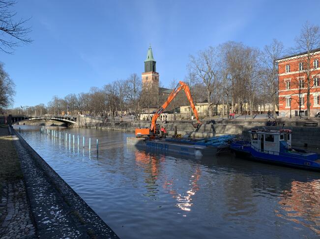 Aurajoen venepaikkoja on alettu paaluttaa. Se on varma kevään merkki.