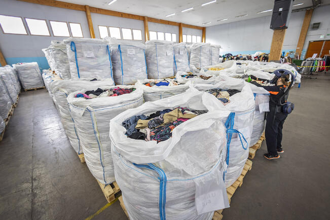 Suomi tuottaa Pohjoismaiden tekstiilijätteestä jopa lähes kolmanneksen. Turussa poistotekstiilejä kerää muun muassa Lounais-Suomen Jätehuolto.