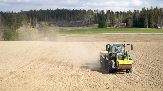Paimiolaisella Alanteen tilalla kevätkylvöt alkoivat jo huhtikuun puolella.