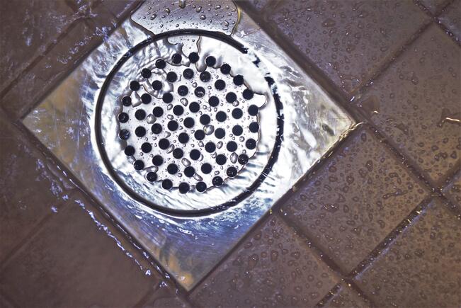 Tukkoon mennyt lattiakaivo on potentiaalinen vesivahingon aiheuttaja. 