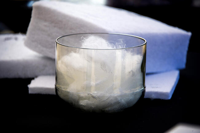 Paimion laitoksessa kierrätetystä tekstiilistä syntyneestä, paalatusta kuidusta voidaan valmistaa esimerkiksi rakennusten eristemateriaaleja.