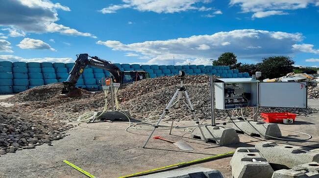 Betonimurskeen karbonatisaatiotutkimuksen koekasojen ja antureiden asennusta Topinojalla.