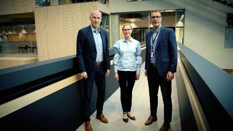 Juha Kontio (kuvassa vas.), Turun AMK:n koulutus- ja tutkimusvastaava Jaana Kallio-Gerlander ja Keskon Lauri Inna.
