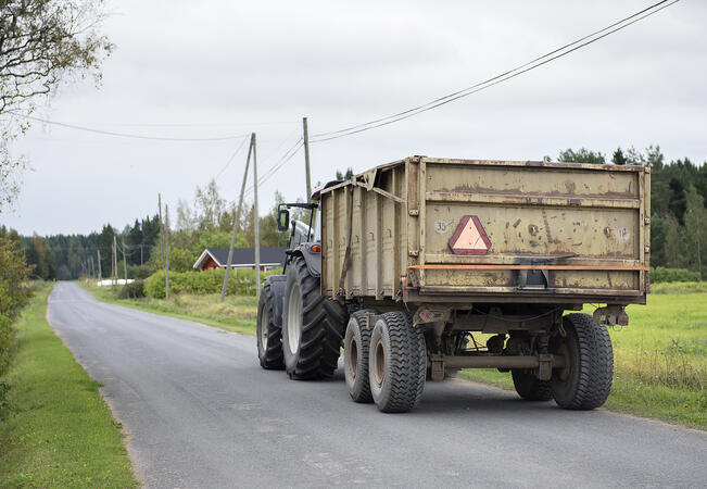 Noin puolet maakuntien asukkaista on käytännössä yksinomaan tieverkon varassa. 