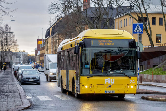 Fölin joukkoliikenteessä voi nyt maksaa lähimaksulla oman matkansa lisäksi myös mukana matkustavien henkilöiden matkat.
