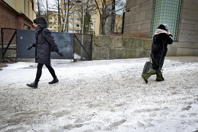 Kunta on velvollinen auraamaan ajoradat, pyörätiet ja rakenteellisesti toisistaan erottamattomat jalankulku- ja pyörätiet. 