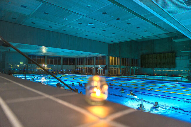 Tunnelmallisia kynttiläuinteja joulumusiikin kera järjestetään sekä Impivaaran että Petreliuksen uimahalleissa joulun alla.