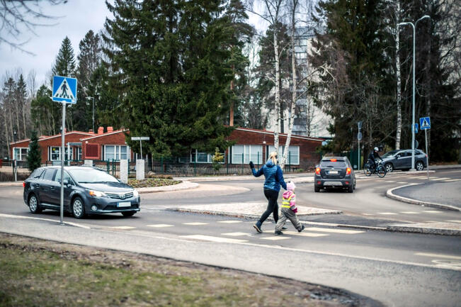 Yksi turvallisuutta parantava toimenpide on alentaa nopeuksia 30 kilometriin tunnissa alueilla, joilla suojaamattomia liikkujia on paljon.