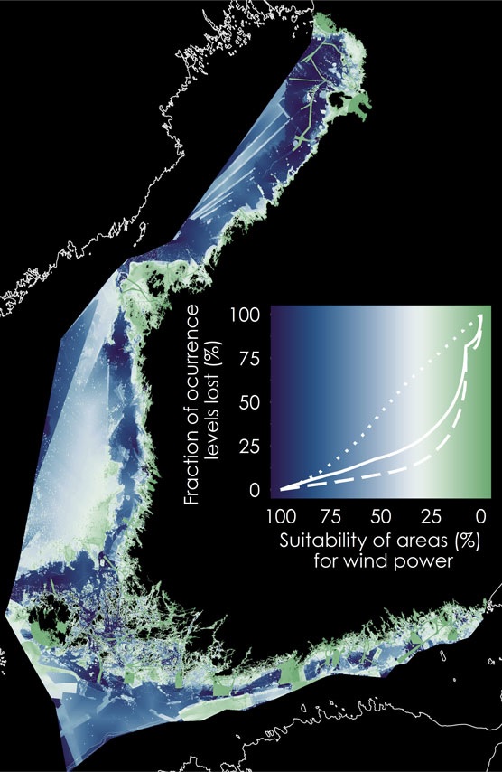 Tuulivoimalle soveltuvat merialueet. Parhaiten sopivat alueet ovat kartassa tumman sinisellä ja huonoiten sopivat vihreällä värillä. Analyysissä on huomioitu tuulivoiman rakentamisen ja tuotannon kannattavuus, ihmiseen kohdistuvat haitat, vedenalaisen meriluonnon monimuotoisuus sekä muita luontoarvoja.