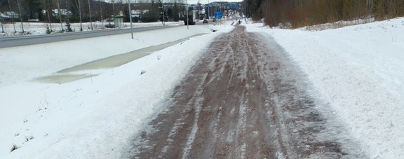 Harjahiekoitusta käytetään kymppitien viereisellä kävely- ja pyöräilyväylällä. 