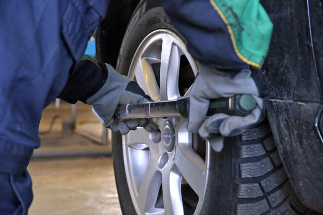 Lain mukaan niin nastallisia kuin nastattomiakin talvirenkaita on käytettävä marraskuun alusta maaliskuun loppuun (1.11.–31.3.) aina, jos sää tai keli sitä edellyttää. 