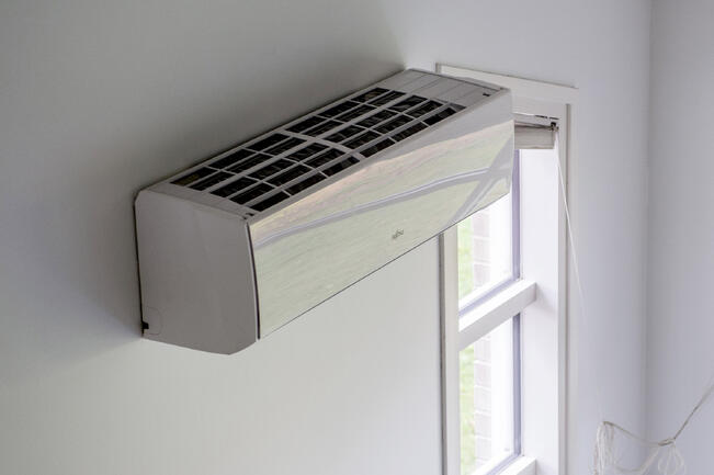 Ilmalämpöpumpun perinteinen sisäyksikkö sijoitetaan ylös seinälle. Sisäyksikön suodattimet pitäisi imuroida säännöllisesti.