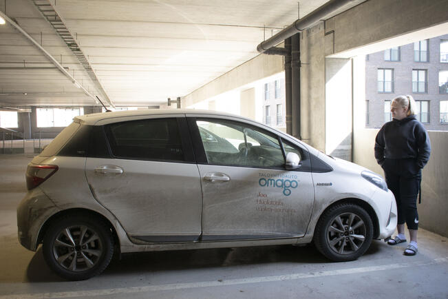 Melinda Backström käy yhteiskäyttöautolla kaupassa ja harrastuksissa.