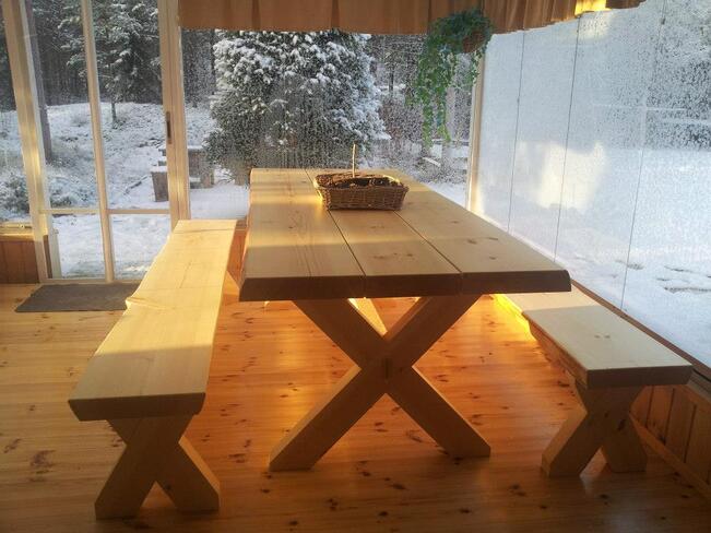 Puuseppä Matti Siulio valmistaa muun muassa ruokapöytiä.