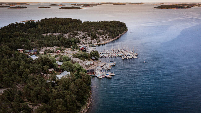 Brännskär on kesäisin todella suosittu saarikohde.