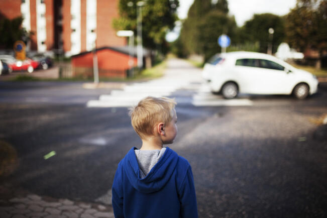 Syksyn mittaan ajoteitä on ylittämässä useita pieniä koululaisia.
