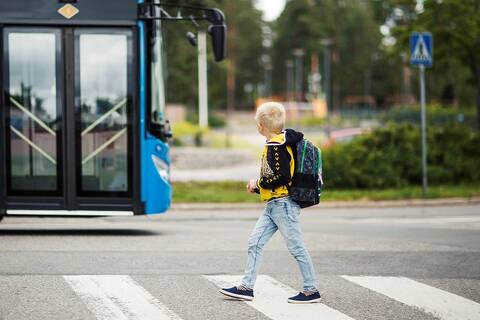 Liikenneturvallisuusviikko on luonteva kohta jutella koulumatkoista lapsen tai nuoren kanssa myös kotona.