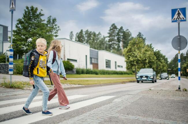 Suojatietä on lähestyttävä niin, että ajoneuvon saa pysäytettyä ennen suojatietä.