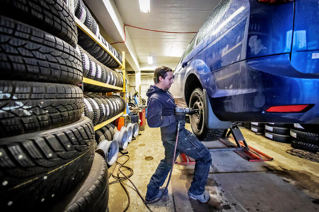 Kun keli niin vaatii, marraskuun ensimmäisestä päivästä lähtien autossa on oltava alla talvirenkaat.