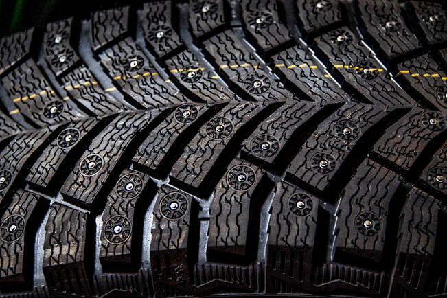 Tieliikennelain mukaan talvirenkaan urien on oltava vähintään kolme millimetriä syvät, mutta yleisenä turvarajana pidetään noin viisi millimetriä urasyvyyttä. 