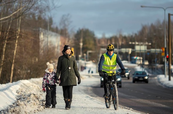 Tieliikenteess&#228; kuolleiden m&#228;&#228;r&#228;ss&#228; j&#228;&#228;t&#228;neen alle kahden sadan uhrin rajan ensimm&#228;ist&#228; kertaa sitten vuoden 1941, josta l&#228;htien onnettomuustilastointi kattaa kaikki tienk&#228;ytt&#228;j&#228;ryhm&#228;t.