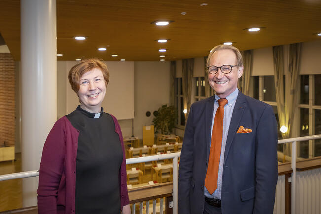 Kirkkoneuvoston puheenjohtaja tuomiorovasti Aulikki Mäkinen ja kirkkovaltuuston puheenjohtaja Harri Lukander.