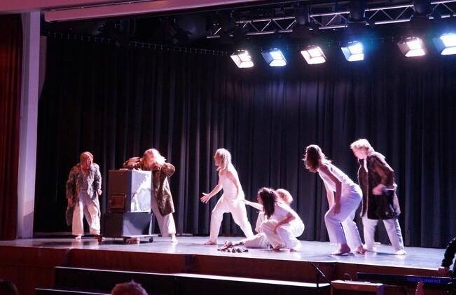 Kivipoikien esitys herätti katsojissa hilpeyttä Turun klassillisen lukion esittelyillassa.