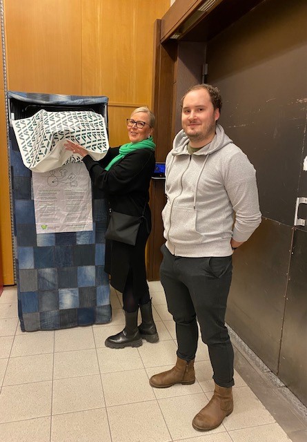 LSJH:n uusin poistotekstiilin ker&#228;yspiste on Turun Stockmannilta. Ker&#228;yspisteell&#228; Turun Stockmannin tavaratalop&#228;&#228;llikk&#246; Riikka Mattila ja LSJH:n ker&#228;ys- ja logistiikkasuunnittelija Oskari Pokela. 