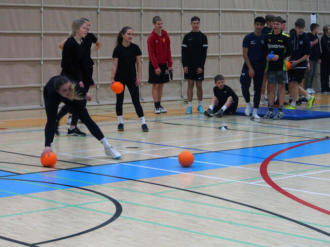 Raision Vaisaaren koulun 8.-luokkalaiset kokoontuivat viettämään liikuntapäivää Kerttulan liikuntahalliin. 