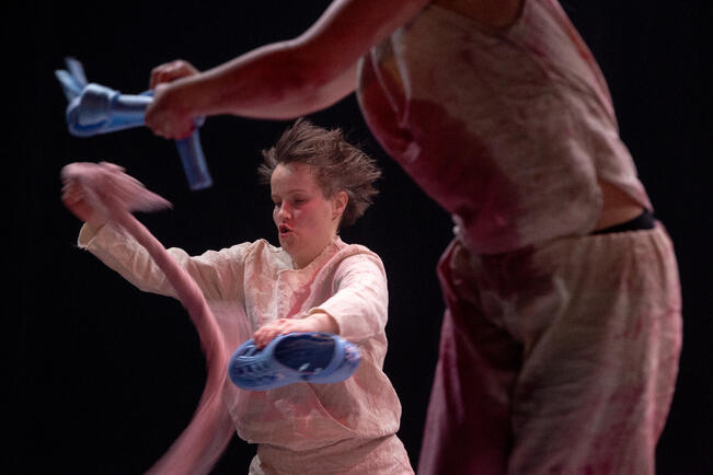 As time goes by nähtiin Spring Roll -festivaalilla. Hanna Raiskinmäki on yksi teoksen esiintyjistä.