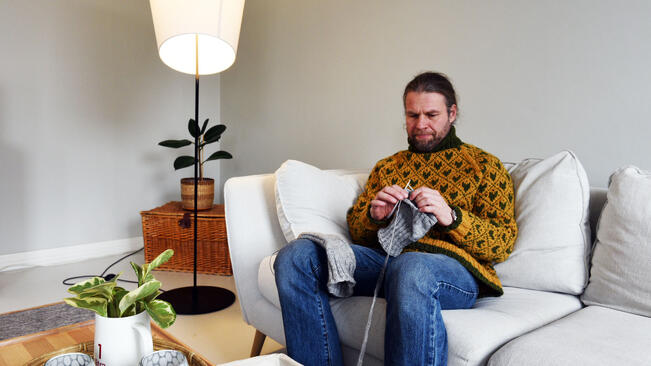 Toni Salo on itse neulonut yllään olevan islantilaisneuleen. Työn alla ovat yksiväriset saapassukat.