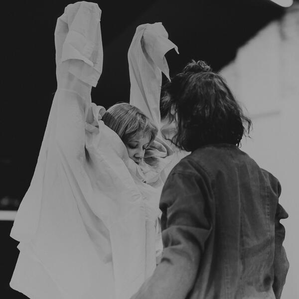 Hauntigin ytimessä liehuvat Anna Jolma (vas.) ja Emi Hellberg.