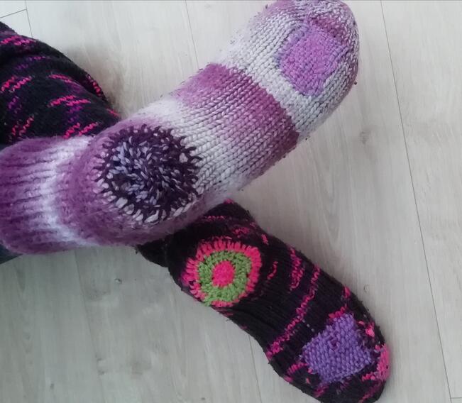 Pykäpistoilla saa kätevästi parsittua pyöreän paikan vaikkapa villasukan kantapäähän. Ristikkoparsittu paikka on neliskanttinen.