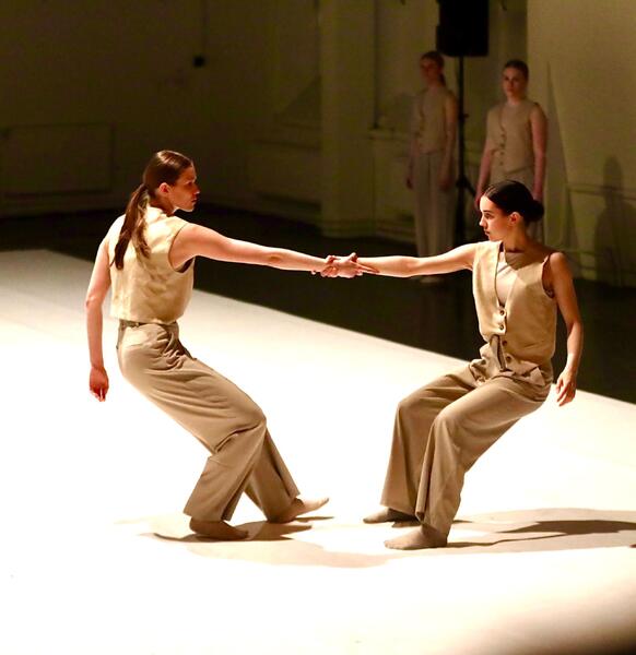 Elina Palkén (vas.) ja Taru Pellinen.