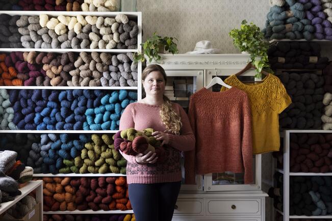 Piia Aaltonen on kehittänyt villa- ja puuvillalankoja, jotka valmistetaan kierrätyskuidusta.