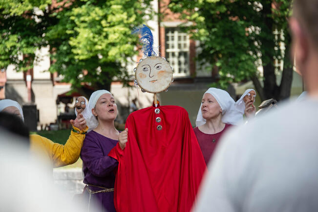 Keskiaika kiinnostaa yhä kävijöitä. Kuva on viime kesältä.