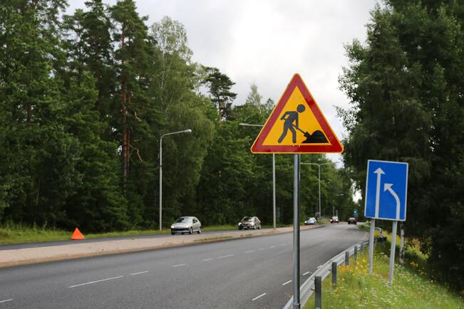 Tietyömaa-alueelle ajettaessa on oma nopeus hidastettava ainakin rajoituksen mukaiseksi, vaikka sopeutuminen alempaan nopeuteen turhauttaisi. Tietyömaiden poikkeusjärjestelyillä, hidasteilla ja rajoituksilla on aina syynsä.