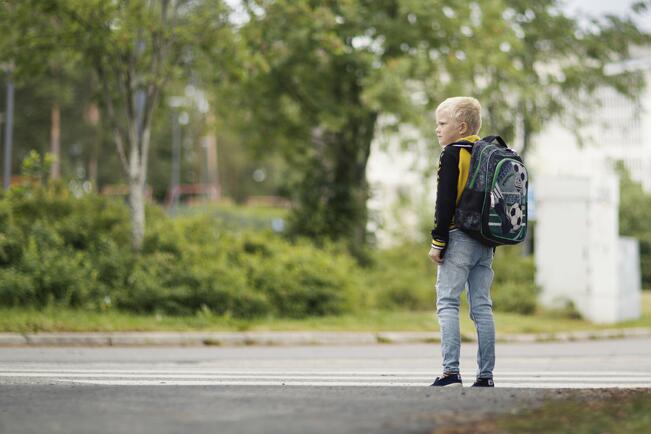 Alkavan koulun lisäksi monelle ekaluokkalaiselle uutta ja jännittävää on myös koulumatka. Koulutietä on hyvä harjoitella kulkemalla reittiä yhdessä. 