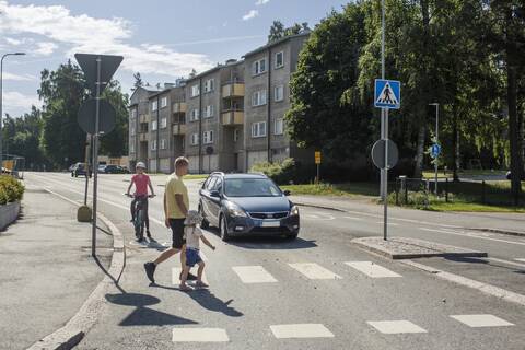 Koulujen alku vilkastuttaa taas jalankulku- ja pyöräilyväylät.
